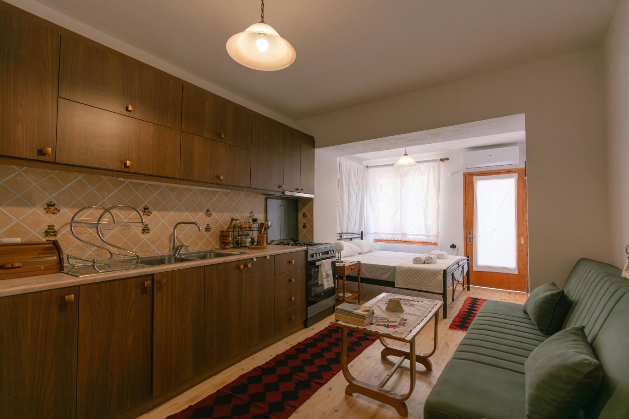 Petrichor Hotel จีโรคาสเตอร์ ภายนอก รูปภาพ