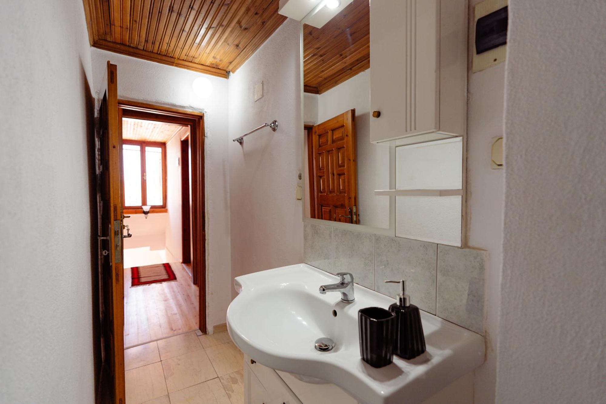 Petrichor Hotel จีโรคาสเตอร์ ภายนอก รูปภาพ